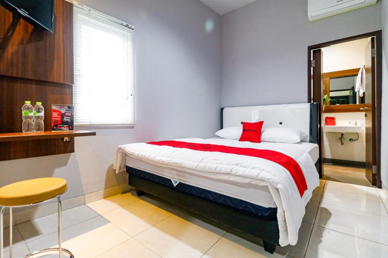 Reddoorz Near Kebon Jeruk Jakarta Exterior foto