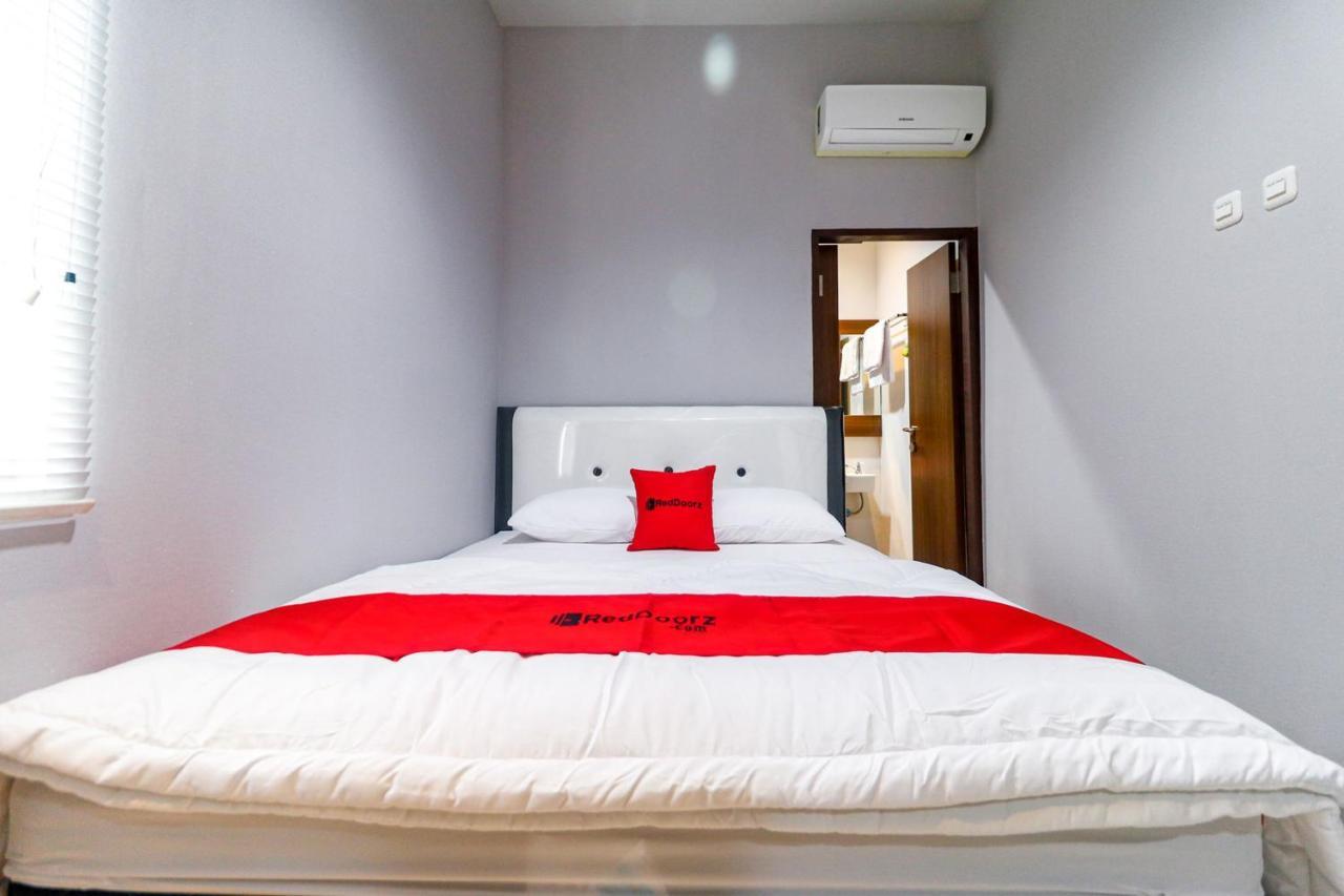 Reddoorz Near Kebon Jeruk Jakarta Exterior foto